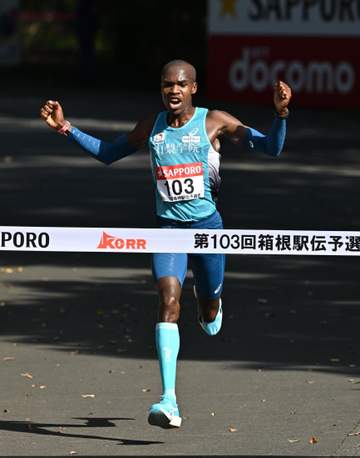 山梨学院大・キピエゴが2年連続トップ！7年連続40度目の箱根へ、エースが圧巻走 “2連覇”にピースサインでゴール