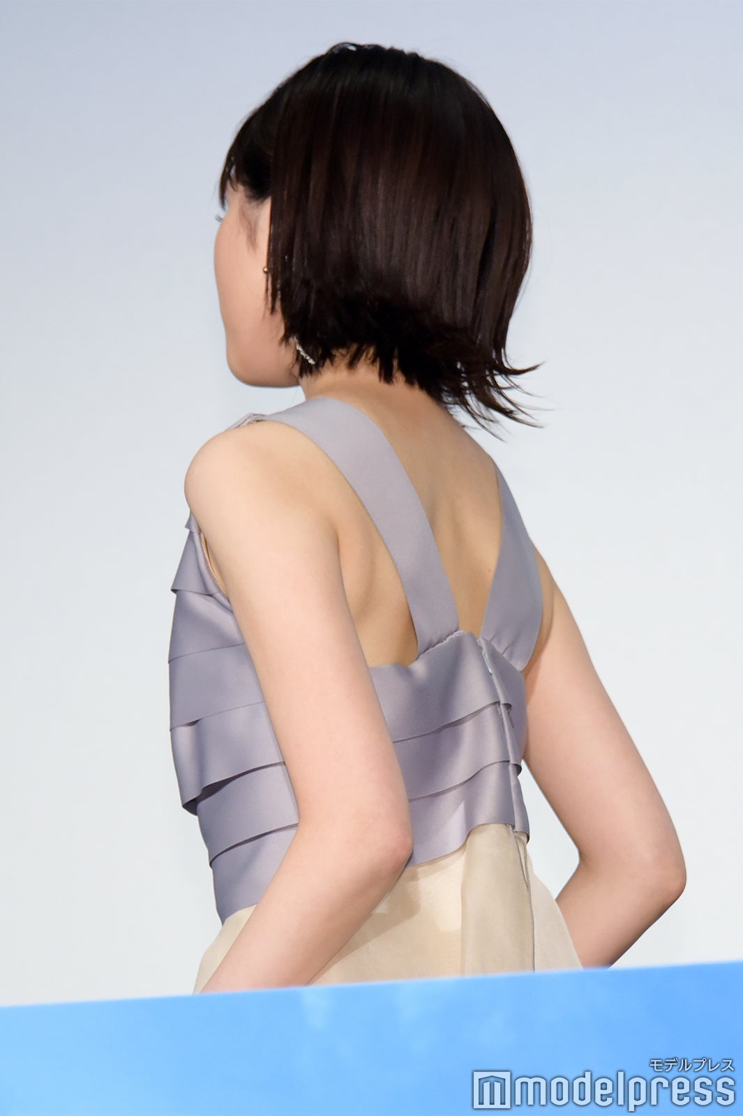 背中の開いたドレスで登場した福本莉子（C）モデルプレス
