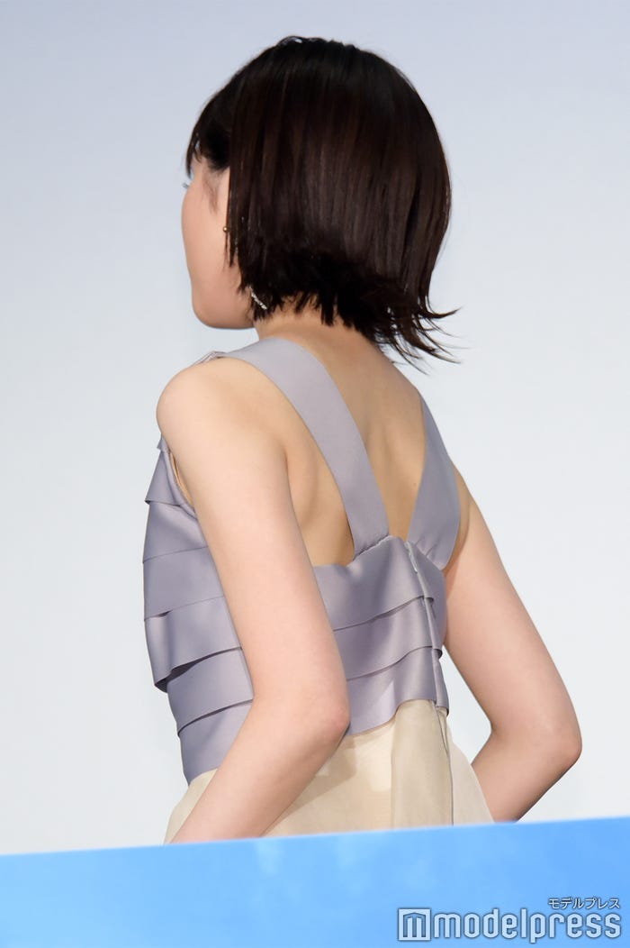 背中の開いたドレスで登場した福本莉子(C)モデルプレス