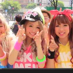 「COCOLULU☆SUMMER」のMV（手前左から）ちゃむ君、あんあん、いくちゃむ／YouTubeより