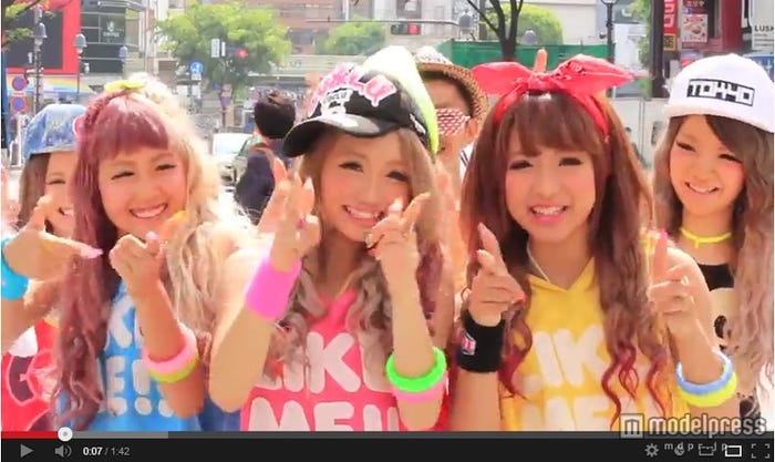 「COCOLULU☆SUMMER」のMV(手前左から)ちゃむ君、あんあん、いくちゃむ/YouTubeより