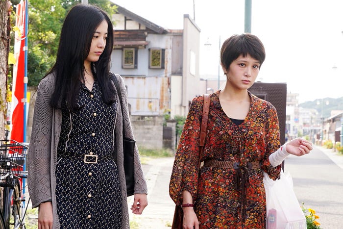 吉高由里子、佐津川愛美(C)沼田まほかる/双葉社 (C)2017「ユリゴコロ」製作委員会