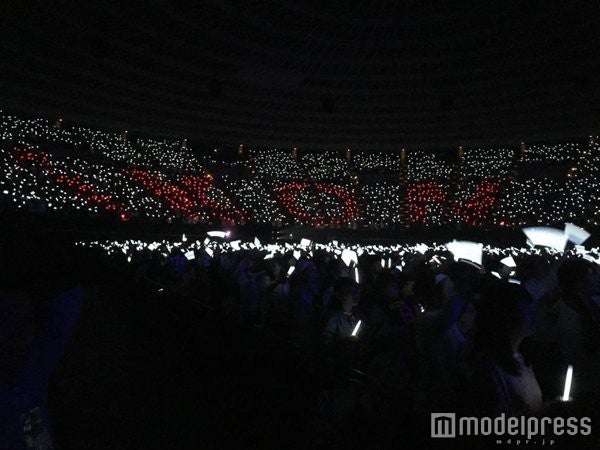 真っ白なライトで埋め尽くされた会場