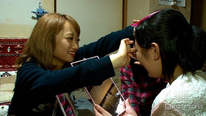 ギャルメイクをレクチャー(画像提供:テレビ東京)