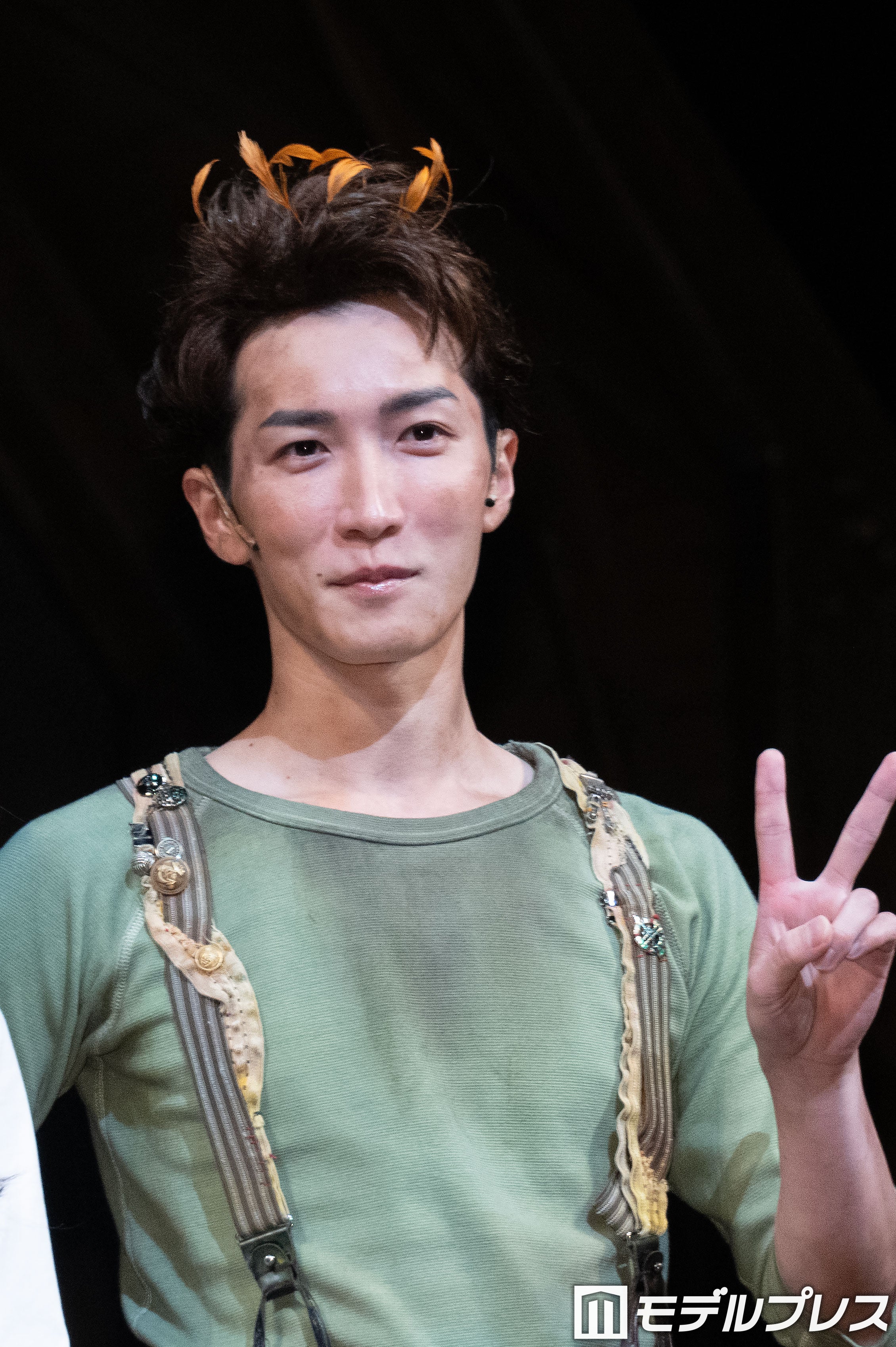 ピースする渡辺翔太（C）モデルプレス