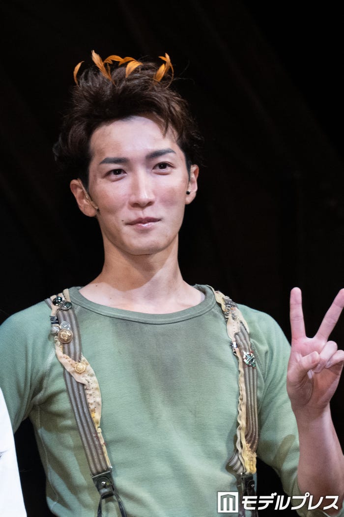 ピースする渡辺翔太(C)モデルプレス