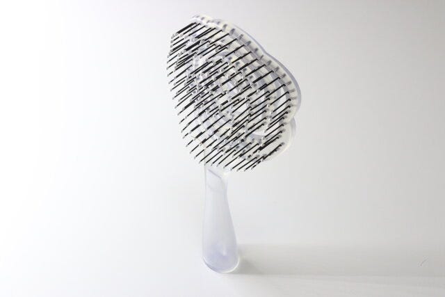 ダイソーの立てられる乾きやすいブローブラシ