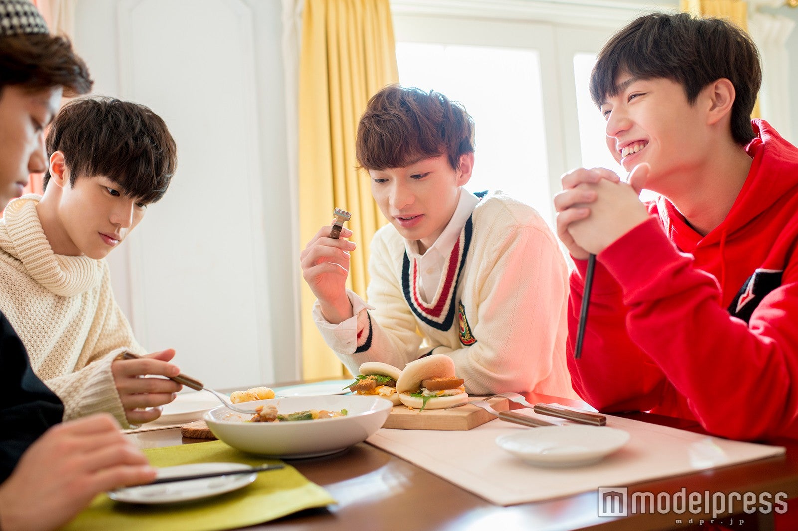 自分たちが作った料理を試食（C）モデルプレス