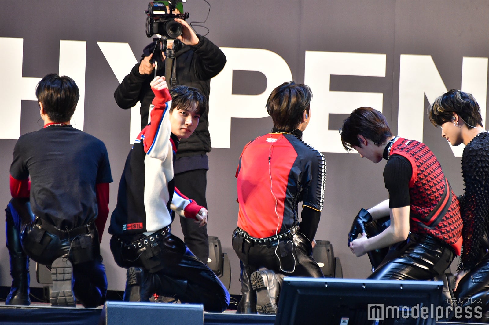 ステージからファンを背景に写真を撮るENHYPEN（C）モデルプレス