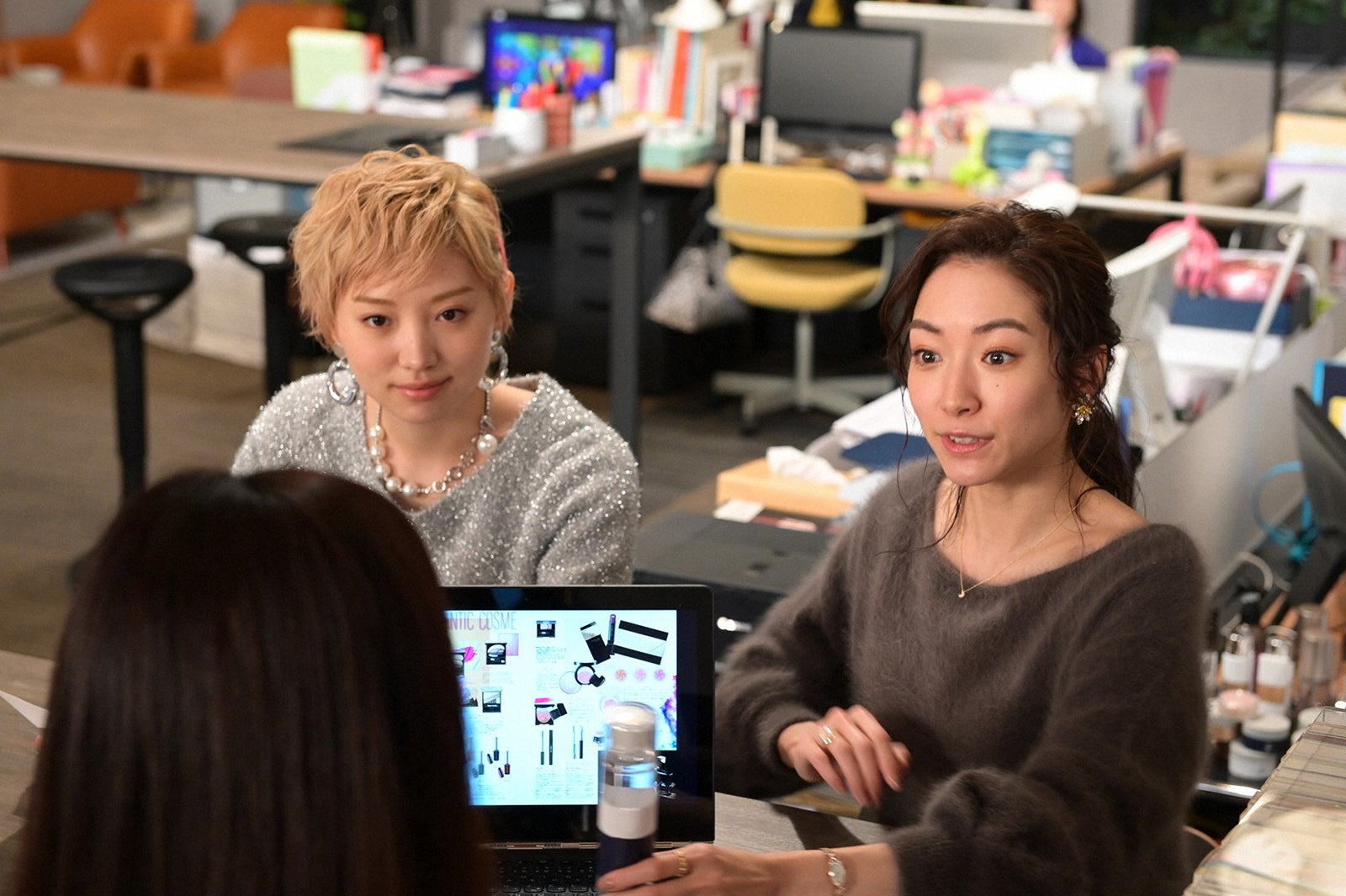 太田夢莉、吉田沙世「オー！マイ・ボス！恋は別冊で」第2話より（C）TBS