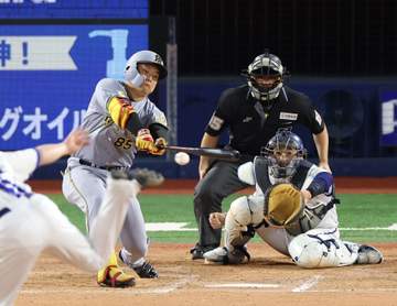 阪神・嶋村がプロ初安打 八回代打で右前打 伊勢のフォークに食らいつく