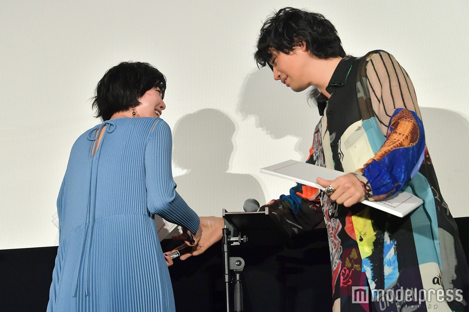 土村芳のマジックのフタが開かず交換してあげる斎藤工（C）モデルプレス