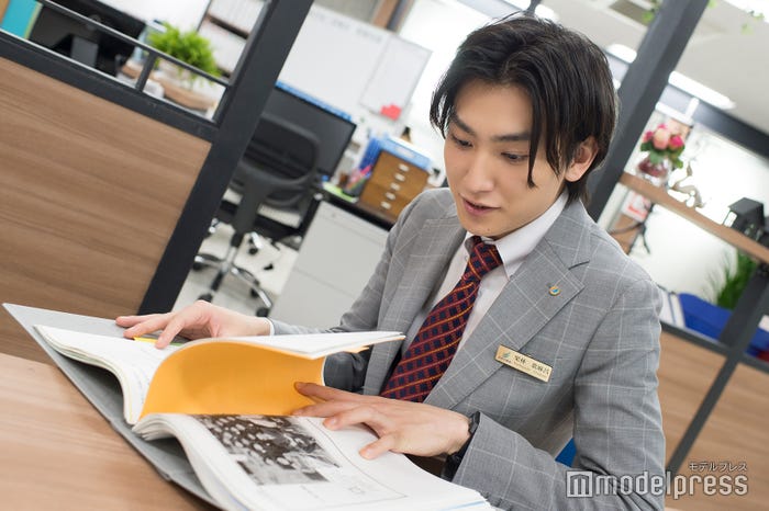 「オススメの物件?ちょっと待ってくださいね~…」と写真撮影中もちゃんと小芝居してくれる金子さん