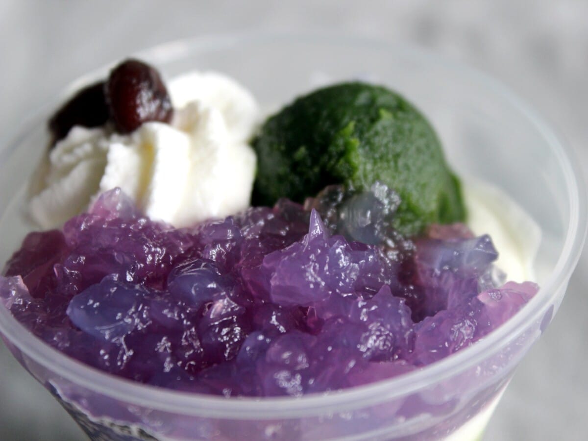 紫と水色のレモンゼリーは、光に当たると透明感があってとてもきれい！