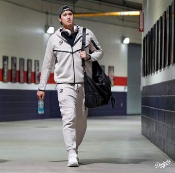 「どこで買える？」「このトラックスーツ欲しい」 大谷、山本ら敵地トロントへ向かうド軍ナインが着用の上下にSNS注目