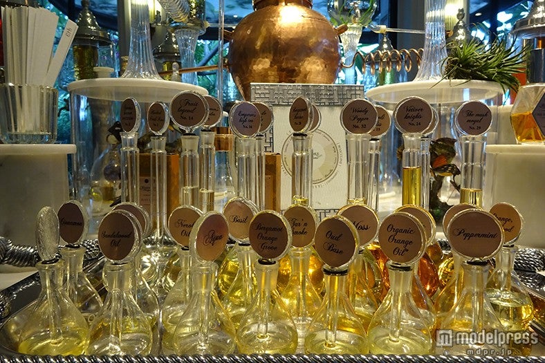 種類豊富な香油を組み合わせて、自分だけのオリジナル香水を作れる