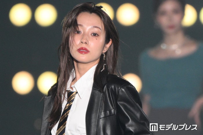 前田希美、オールバックで印象ガラリ クールなスタイリングで魅了【関西コレクション 2024 A／W】