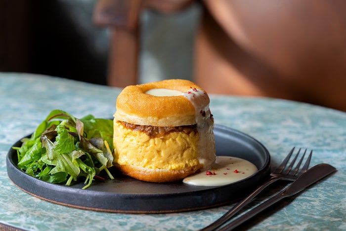 「コロナの玉子サンドドーナツ」／画像提供：ストライプインターナショナル