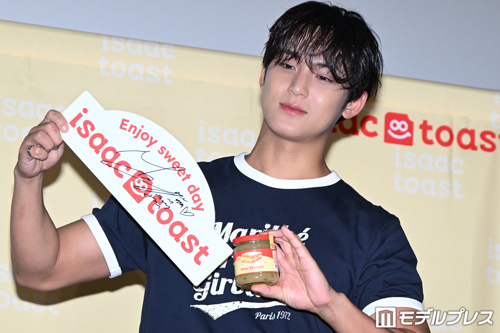 サイン入りボードとトーストソースを見せるMINGYU（ミンギュ）（C）モデルプレス