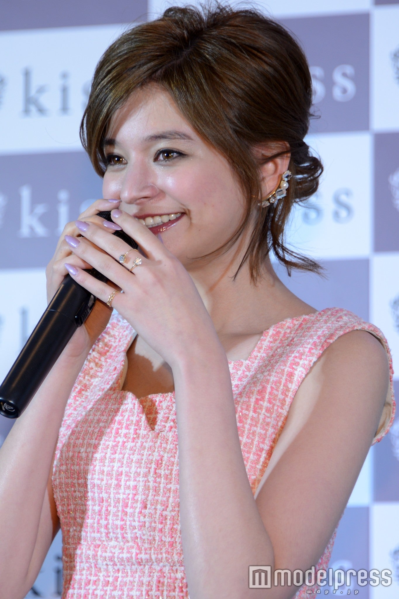 アクセサリーはゴールド系で統一／瑛茉ジャスミン（C）モデルプレス