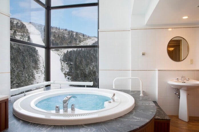 客室ごとにある絶景を望むジェットバス