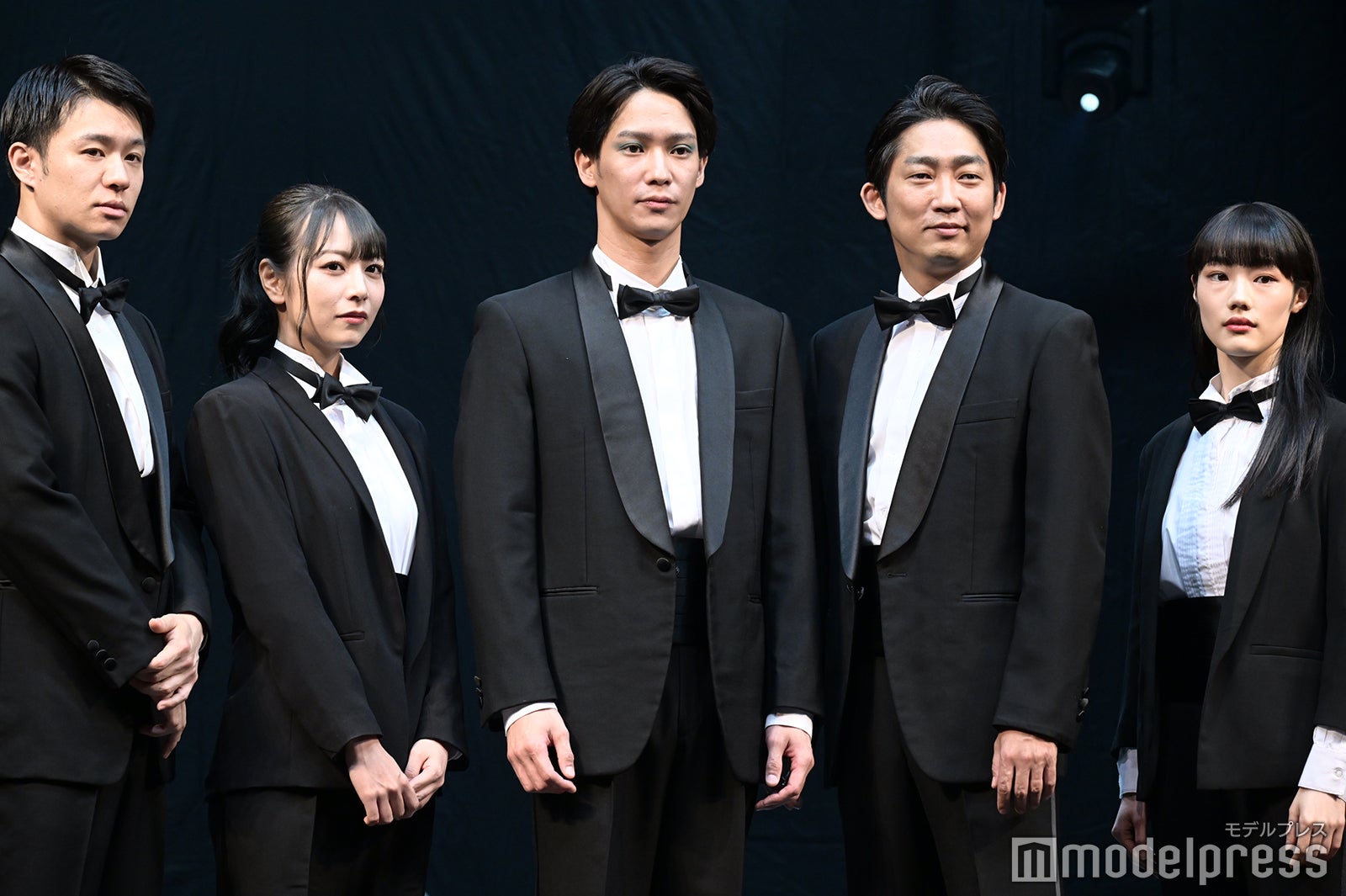 （左から）高橋龍輝、北野日奈子、味方良介、石田明、佐々木ありさ （C）モデルプレス