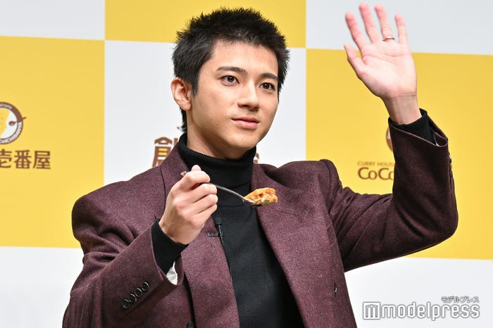 自身が監修した「塩豚角煮ジンジャーカレー」を試食する山田裕貴(C)モデルプレス