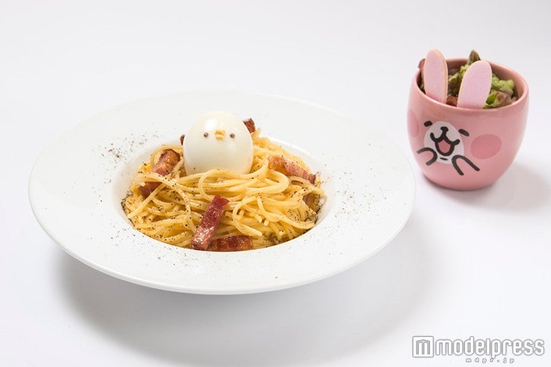 「ピスケが埋まってる？！味だけじゃなくて香りも濃厚なカルボナーラ」～マグカップつき～￥1，680（税抜）、～マグカップなし～￥1，280（税抜）（C）kanahei／TXCOM
