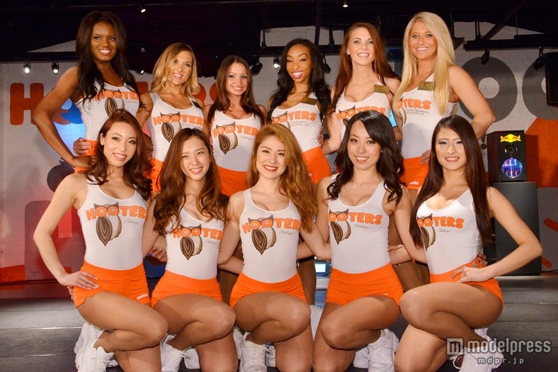 グラマラスSEXYな美女がお出迎え　「HOOTERS」渋谷店のアメリカン料理と本場のショーに興奮