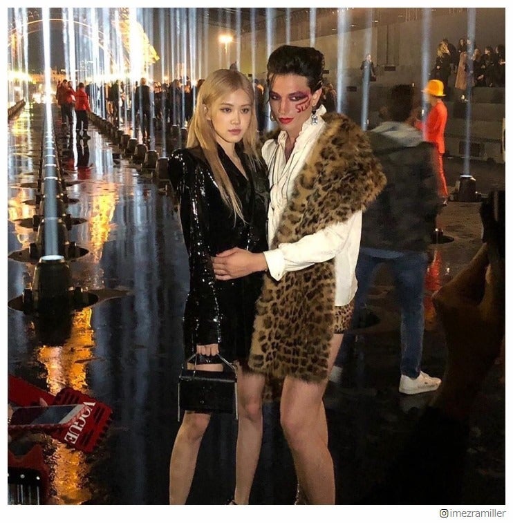 憧れのBLACKPINK・ロゼをハグ　エズラ・ミラー、“美脚全開”でパリコレ降臨