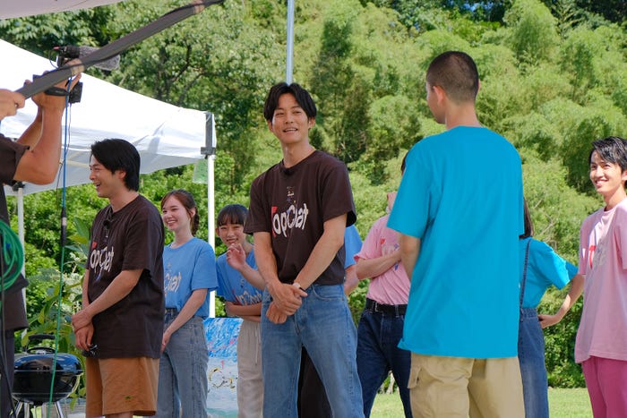 (前列)中村倫也、松坂桃李、菅田将暉(後列)マーシュ彩、近藤華、中川翼 (C)TopCoat