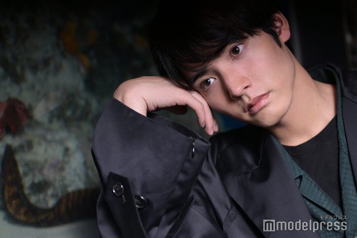 水槽前での撮影中、後ろに…/赤楚衛二(C)モデルプレス