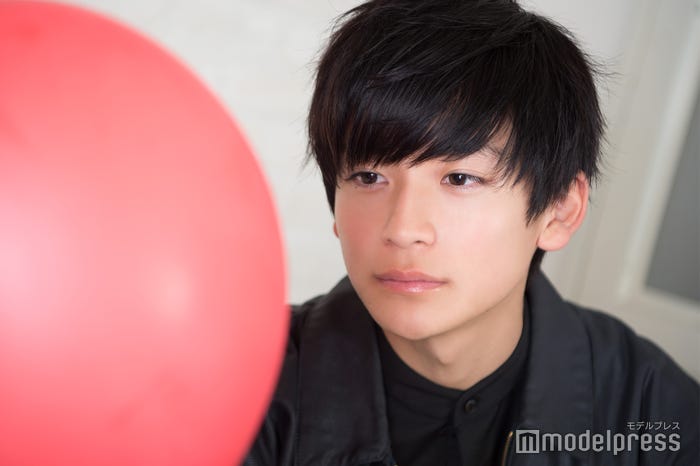 赤い風船を見つめる…/高橋文哉 (C)モデルプレス