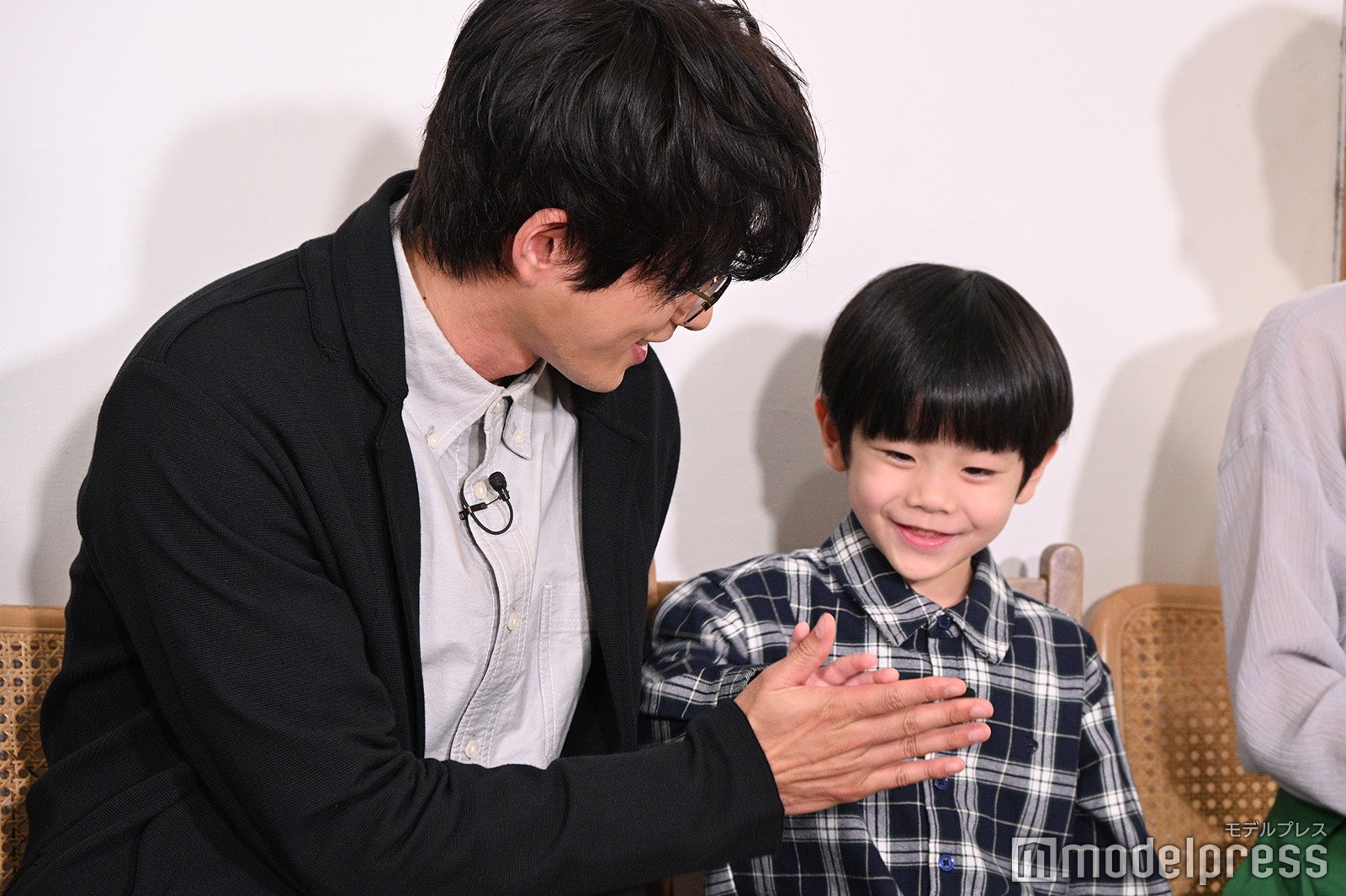 白洲迅、櫻くんとハイタッチ（C）モデルプレス