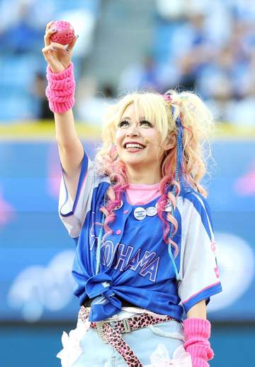 ハマスタの「ボールガール」にSNS沸く 「すげぇギャルがいるなw」「エルフの荒川さんかと思ったらw」