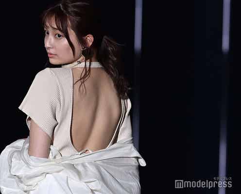 吉川愛、“縦線くっきり”美背中を大胆披露<TGC2021 S/S>