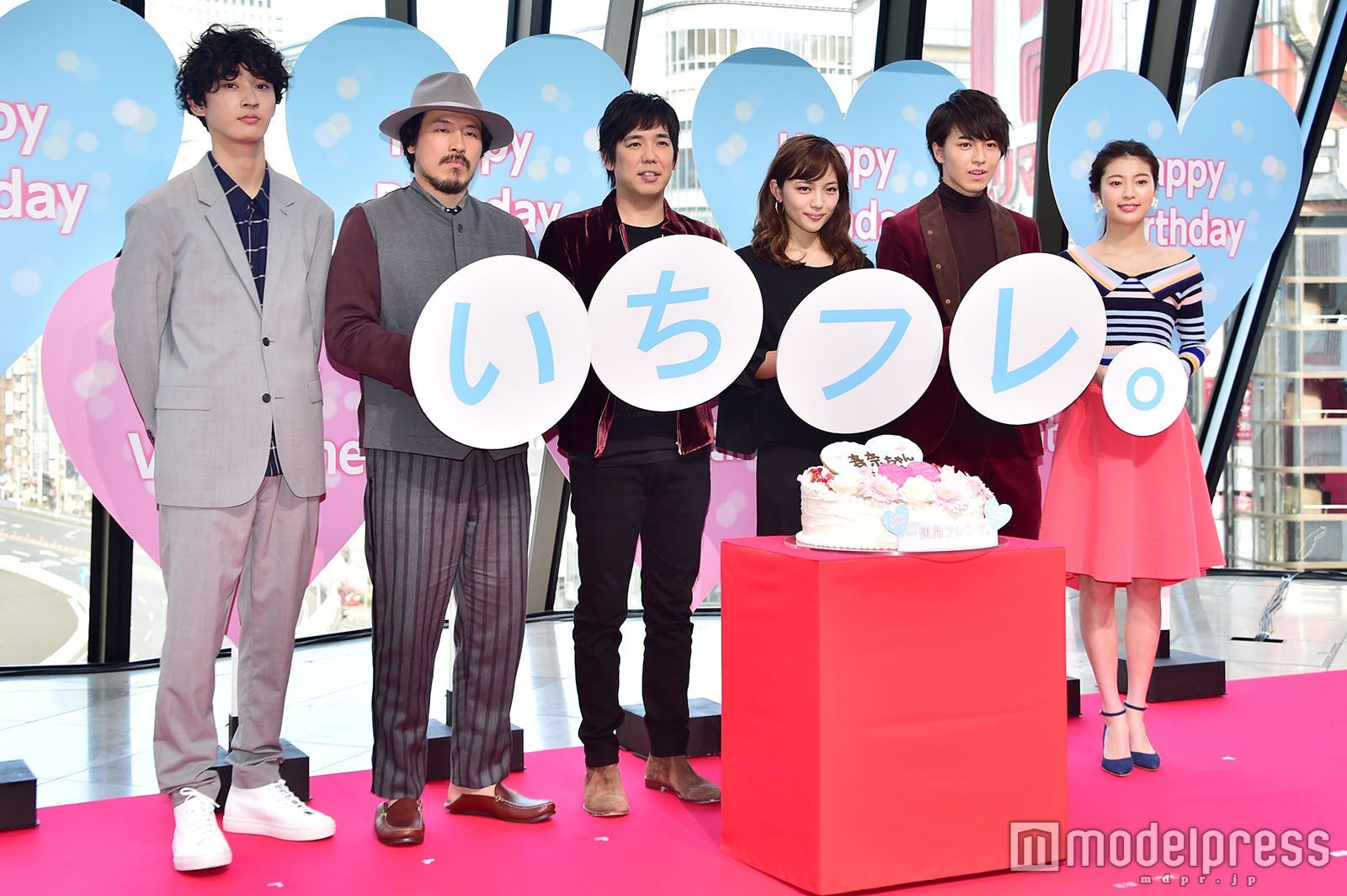 （左から）上杉柊平、常田真太郎、大橋卓弥、川口春奈、松尾太陽、高橋春織（C）モデルプレス