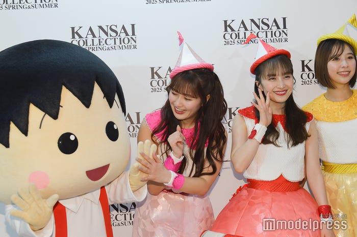 まる子とハイタッチする佐々木彩夏(C)モデルプレス