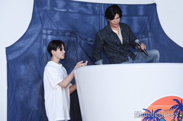 武田真治を支えようと手を差し伸べる八木勇征(C)モデルプレス