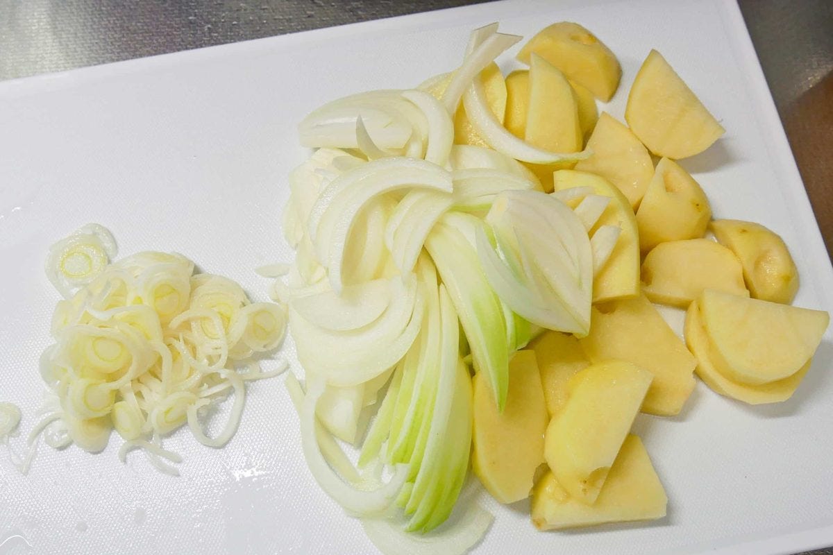 じゃがいもと玉ねぎの味噌汁