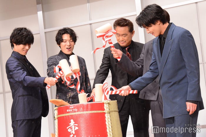 (左から)高橋健介、新木宏典、船越英一郎、崎山つばさ、猪野広樹(C)モデルプレス