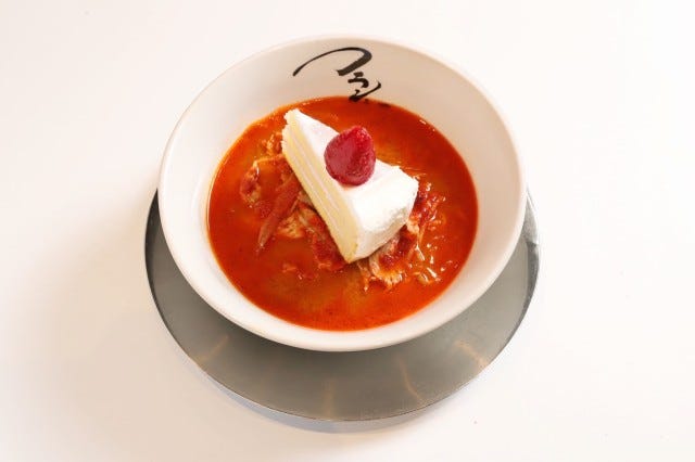 え、どんな味…？“ショートケーキ”がのった「味噌ラーメン」が期間限定で登場