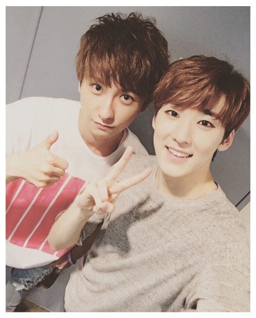 「親友」ケビン(右)との2ショットを公開した與真司郎(左)/與真司郎公式ブログ(Ameba)より