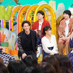 （前列左から）笑福亭鶴瓶、佐藤健、小島瑠璃子、児嶋一哉（後列）ハリセンボン（C）日本テレビ