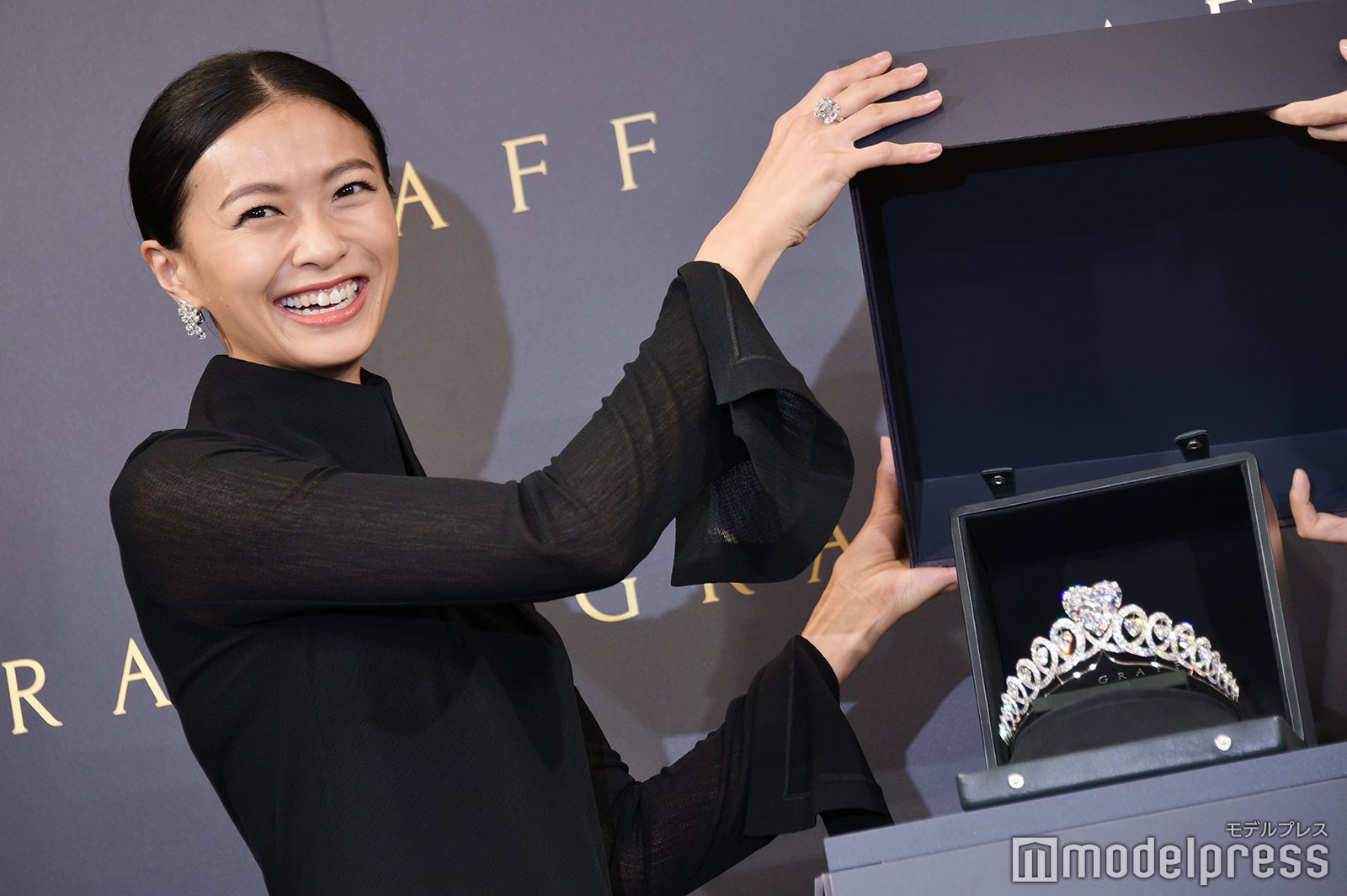 ティアラを前に笑顔の榮倉奈々（C）モデルプレス