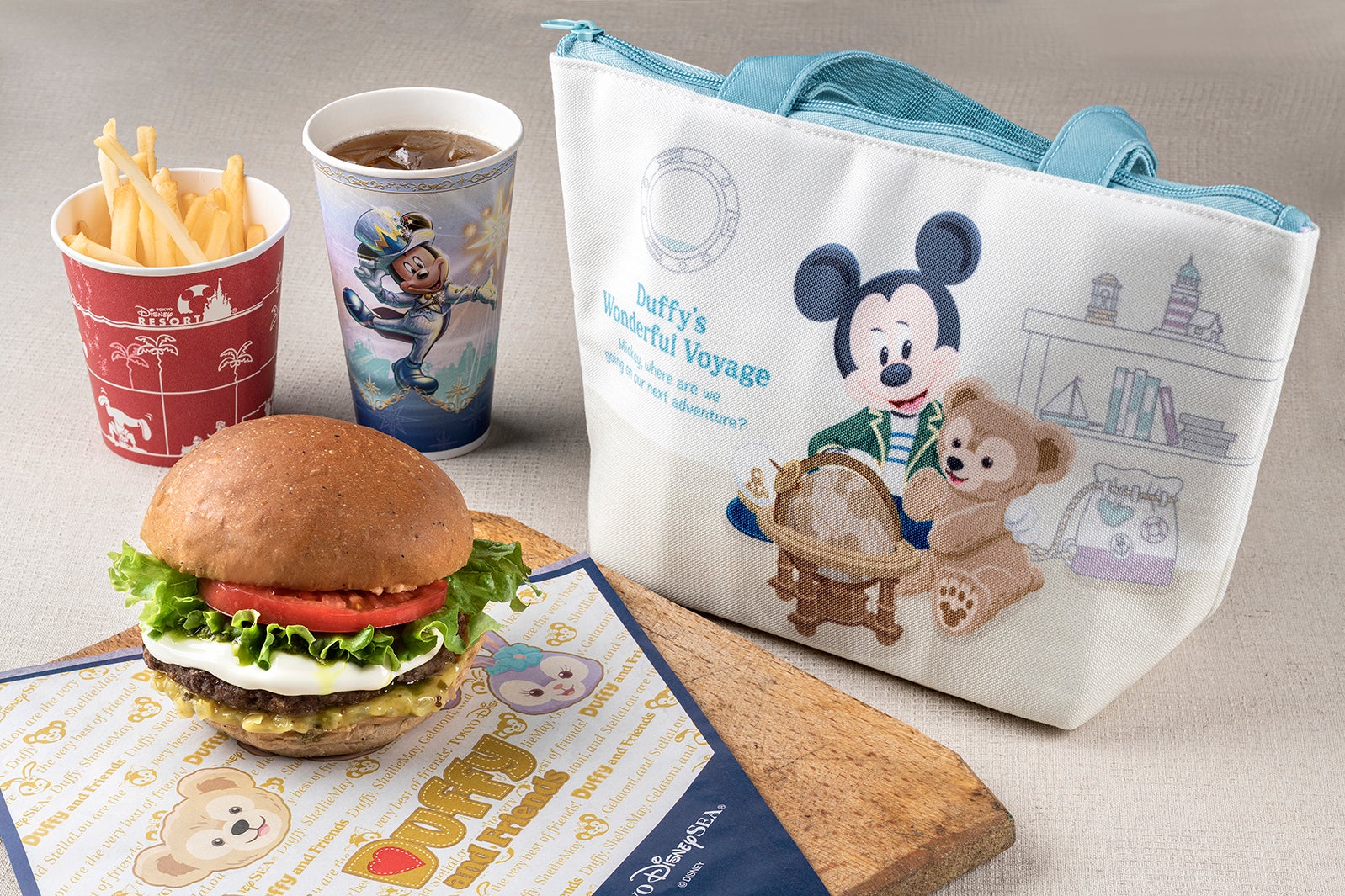 ケープコッド・クックオフのファーストプライズセット、スーベニアランチケース付き2,490円（C）Disney