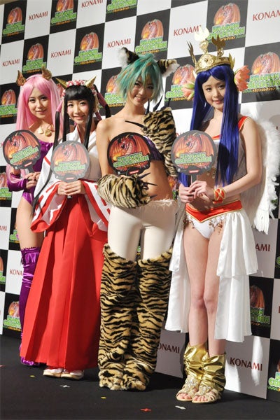 ミスマガジン2011（左から：衛藤美彩、綾乃美花、秋月三佳、朝倉由舞）
