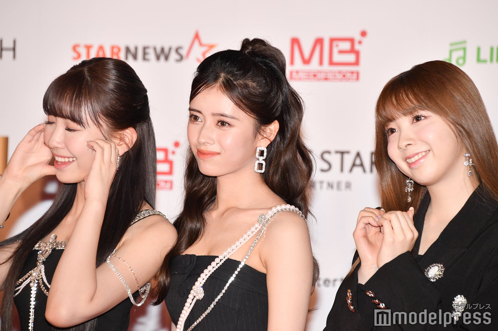 可愛いポーズを決めるマユカ、リマ、ミイヒ （C）モデルプレス