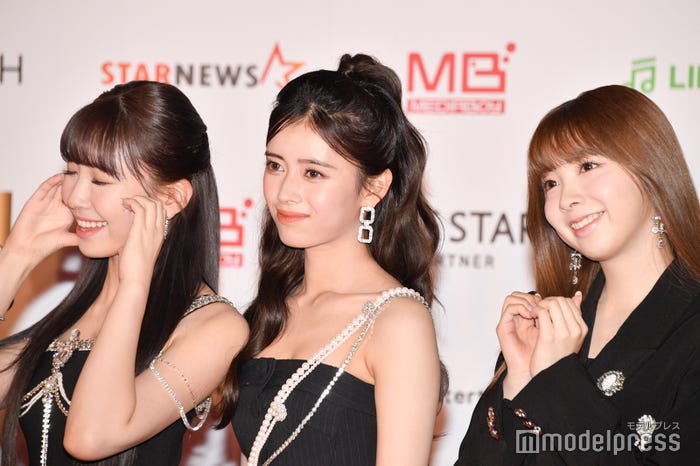 可愛いポーズを決めるマユカ、リマ、ミイヒ (C)モデルプレス