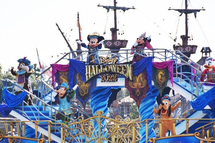 ミッキーマウス、ミニーマウス、チップ＆デール、グーフィー、プルート、ドナルドダック、デイジーダッグが1隻の船でやって来ます